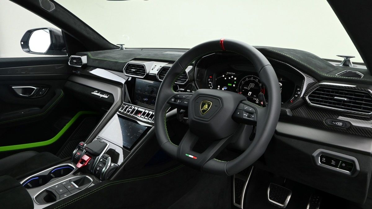 Lamborghini Urus Image 16