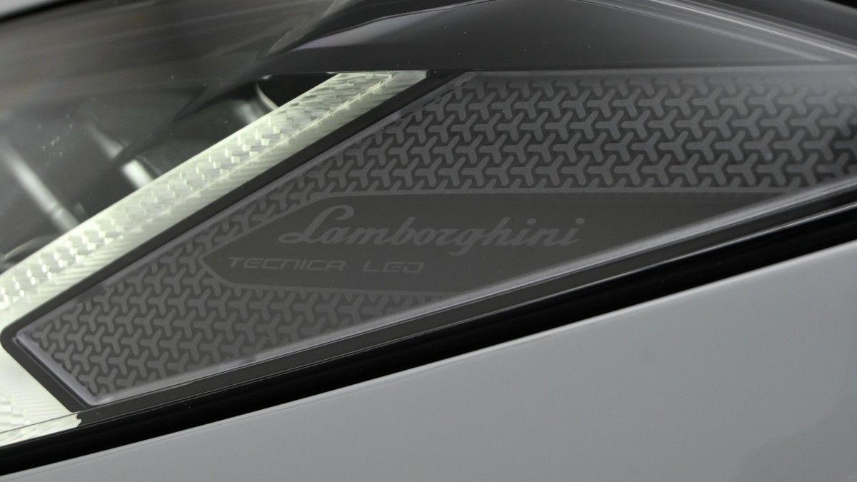 Lamborghini Urus Image 26