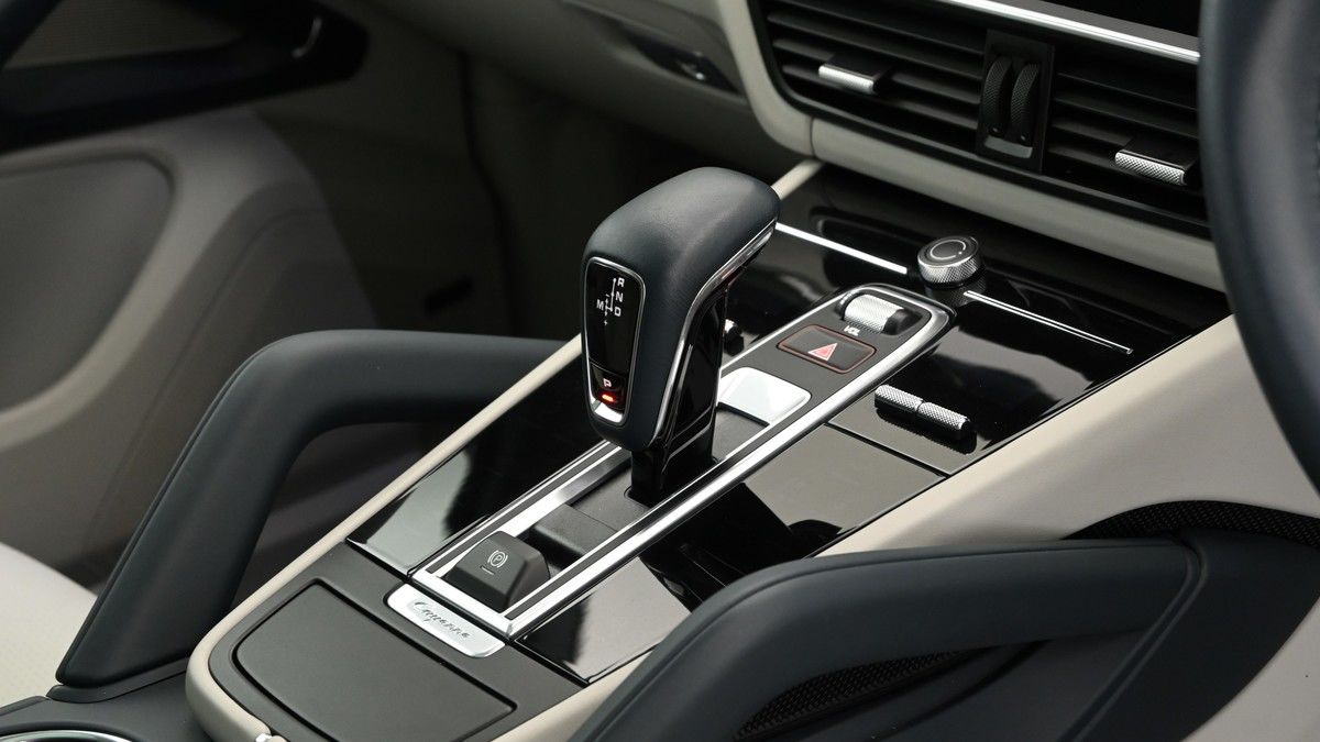 Porsche Cayenne Image 16