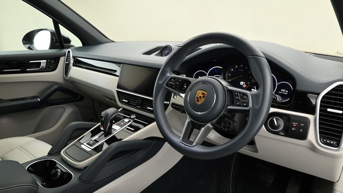 Porsche Cayenne Image 3