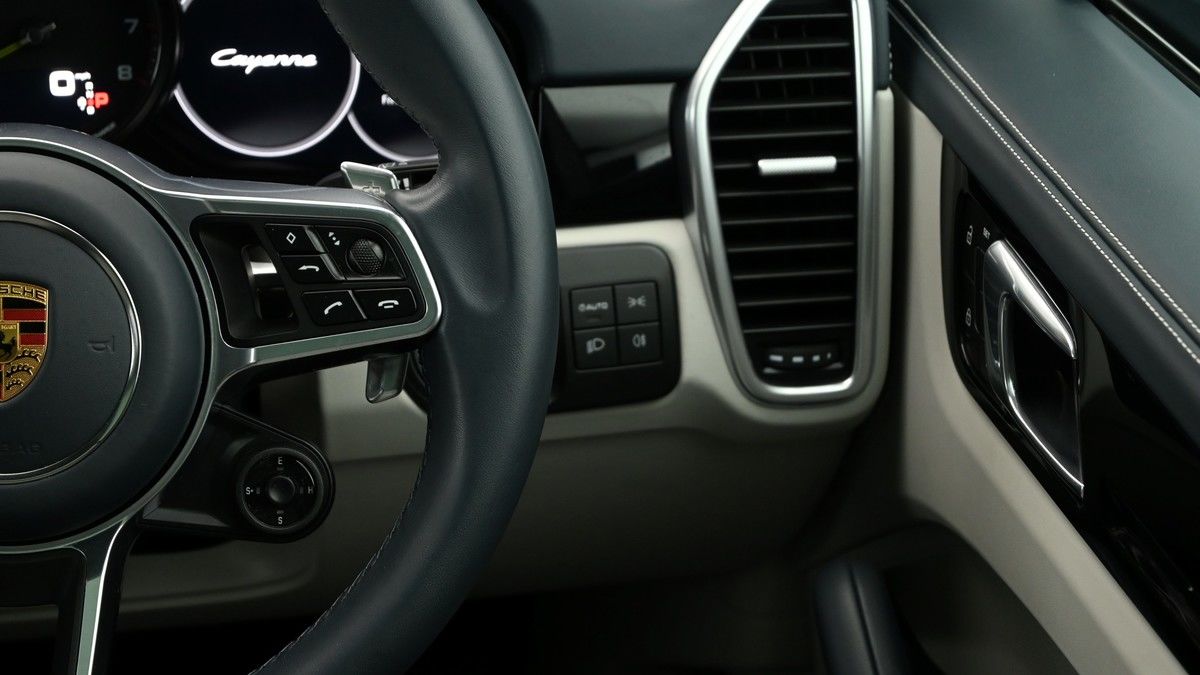 Porsche Cayenne Image 21