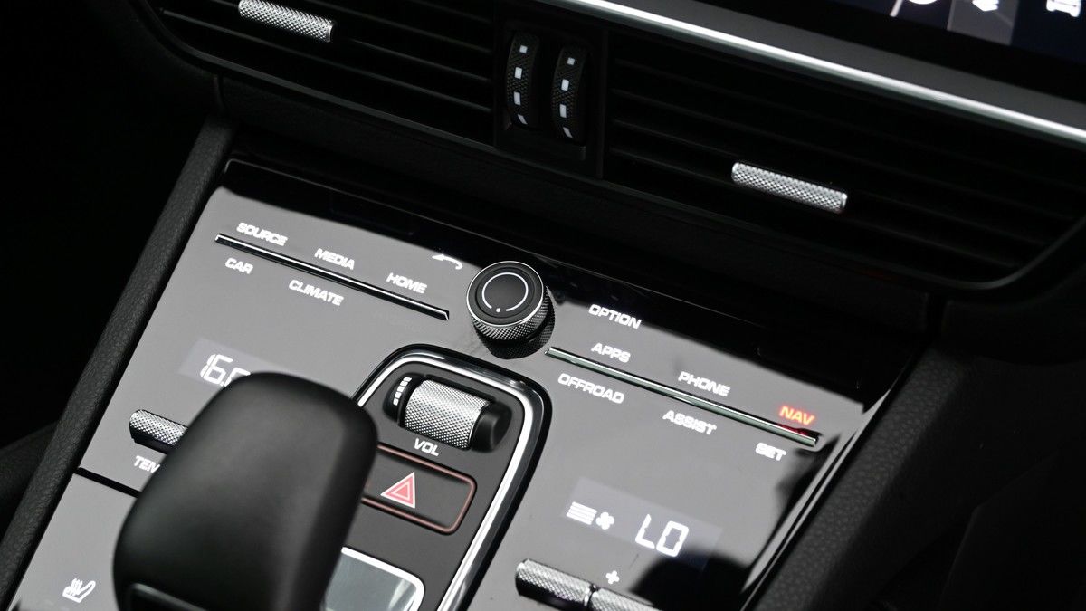 Porsche Cayenne Image 16