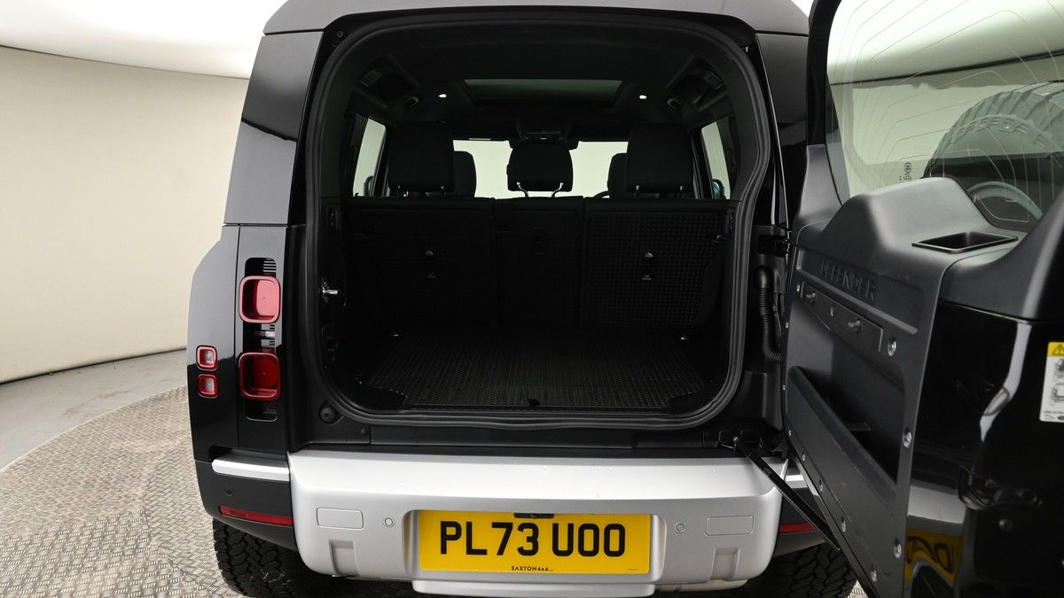 Land Rover Defender 110 Image 12