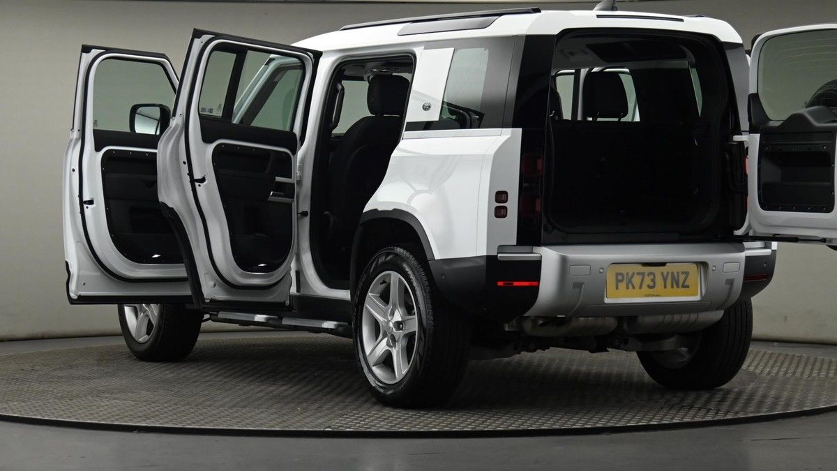 Land Rover Defender 110 Image 11