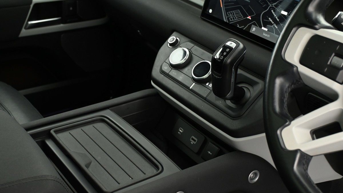 Land Rover Defender 110 Image 15