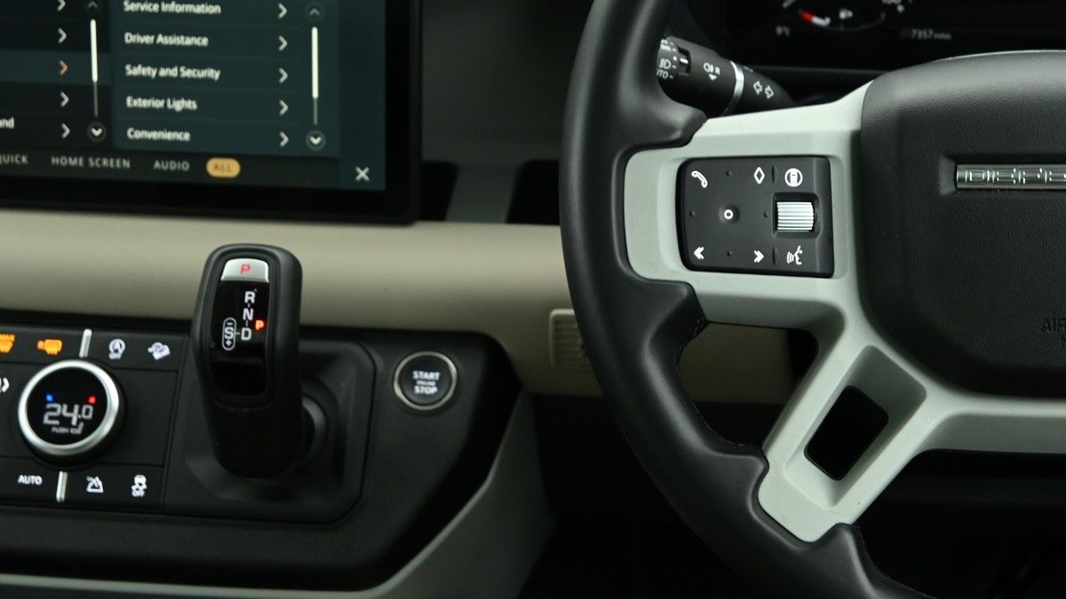 Land Rover Defender 110 Image 18