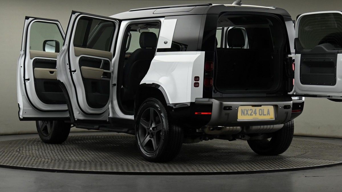 Land Rover Defender 110 Image 11