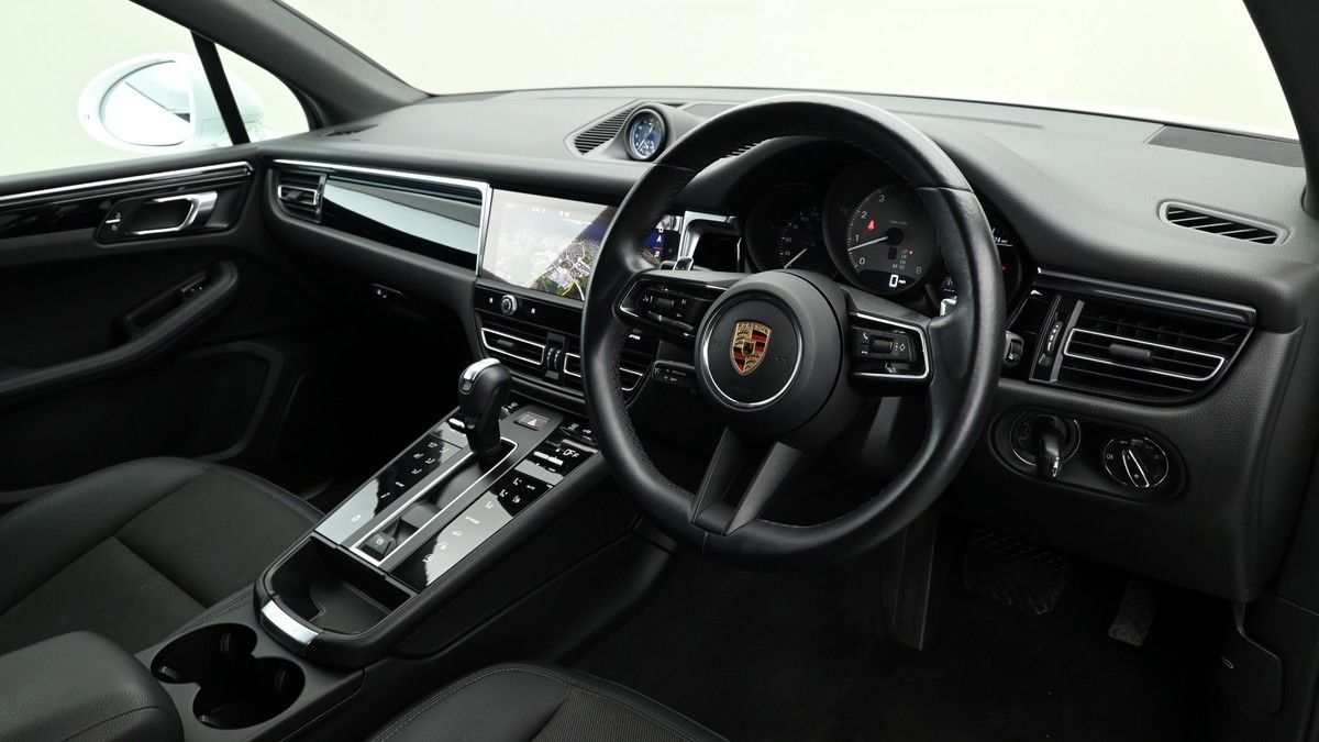 Porsche Macan Image 2