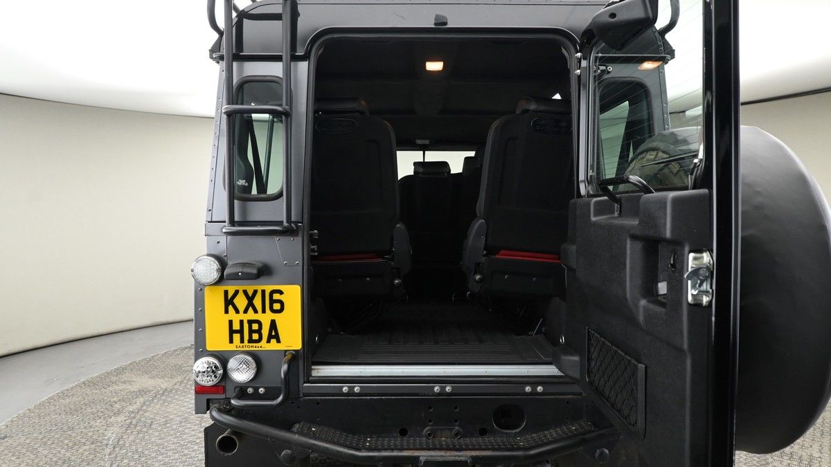 Land Rover Defender 110 Image 12