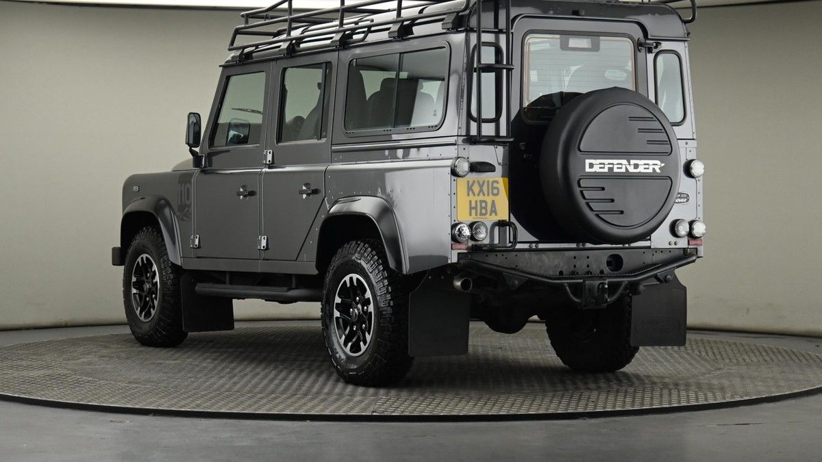 Land Rover Defender 110 Image 26