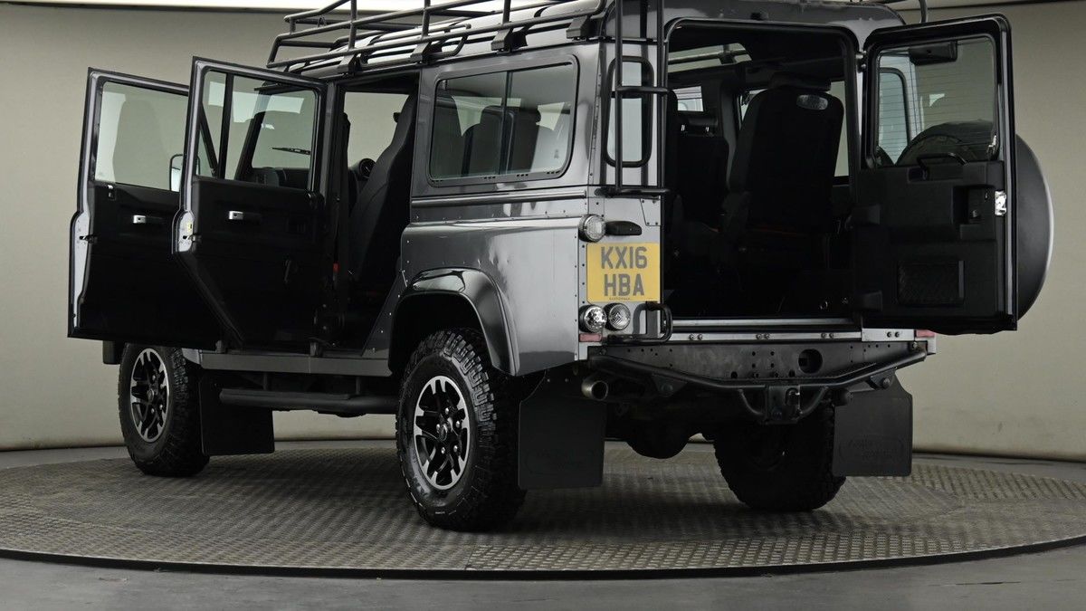 Land Rover Defender 110 Image 11