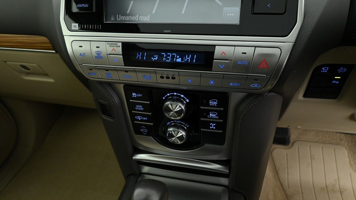 Toyota Land Cruiser Image 12