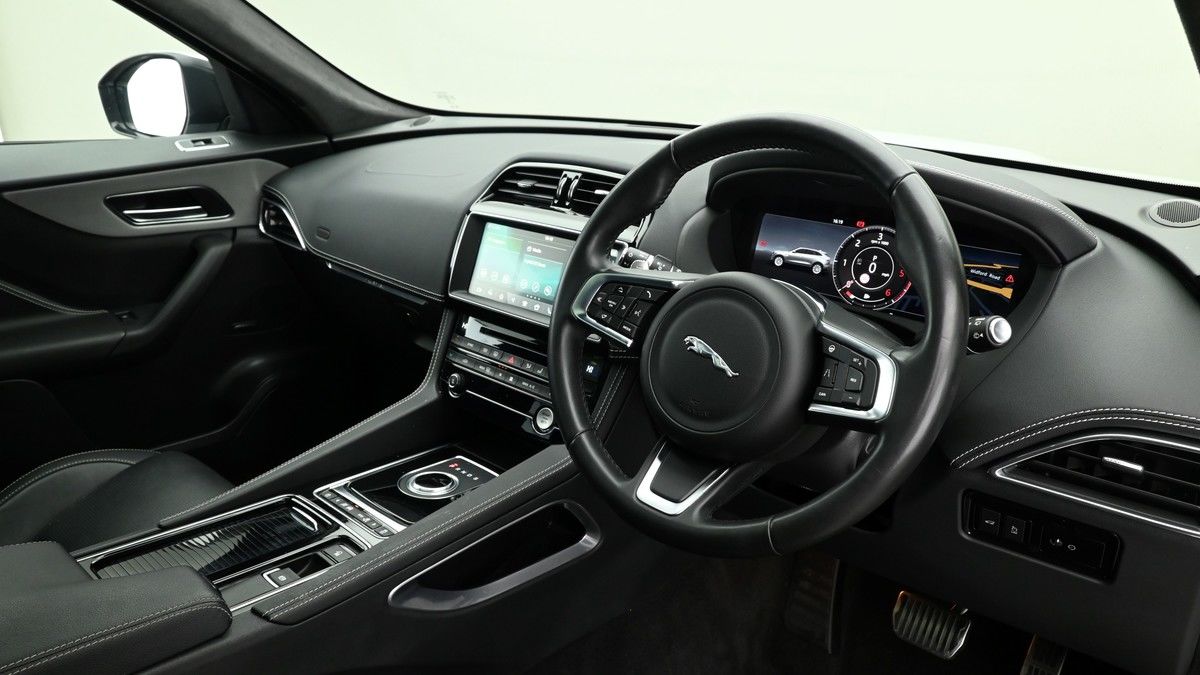 Jaguar F-PACE Image 3