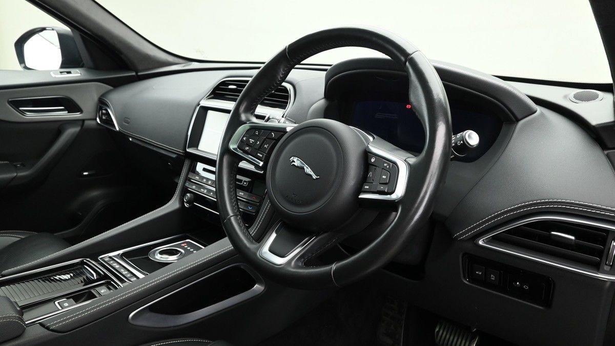 Jaguar F-PACE Image 3