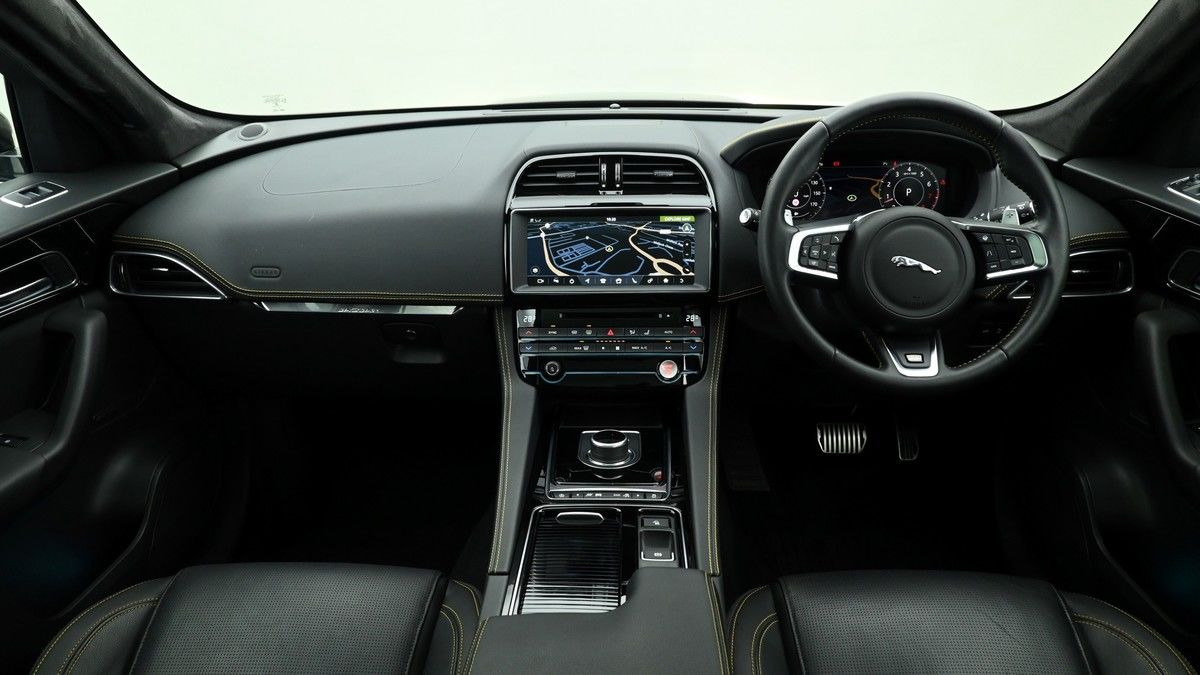 Jaguar F-PACE Image 13