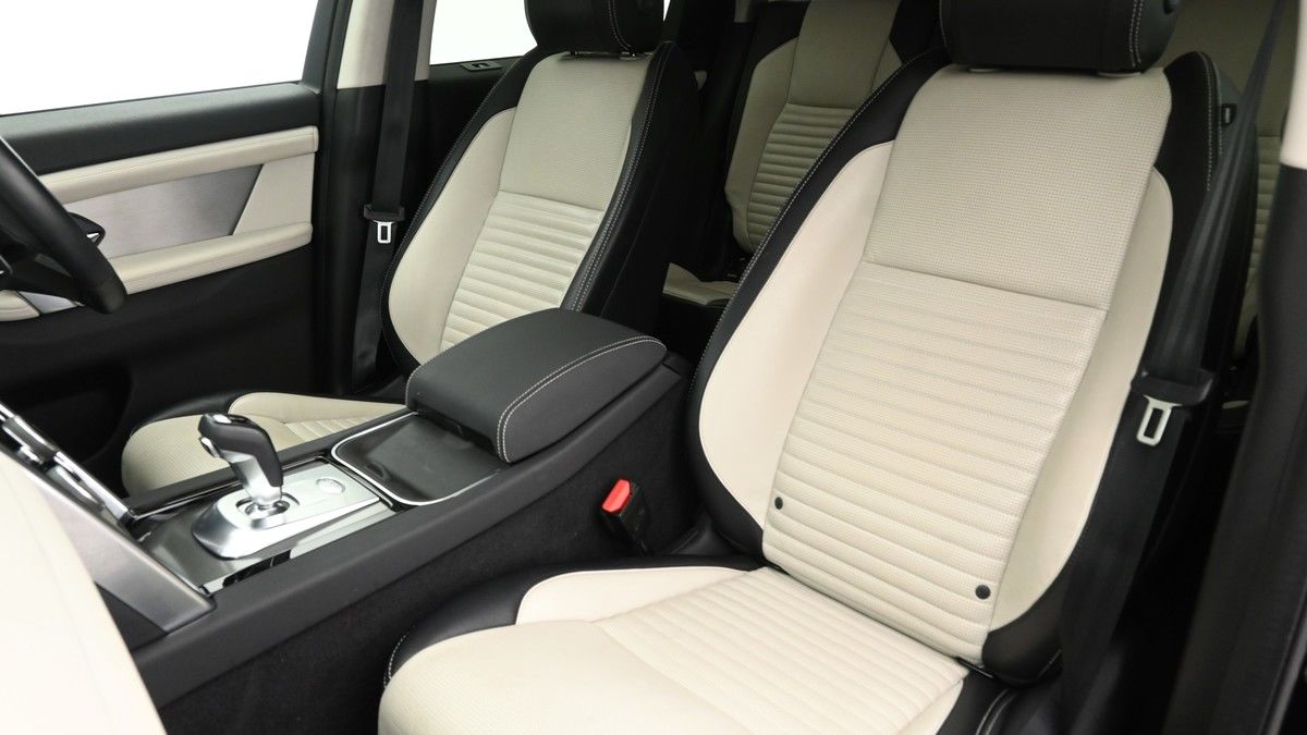 Land Rover Discovery Sport Image 4