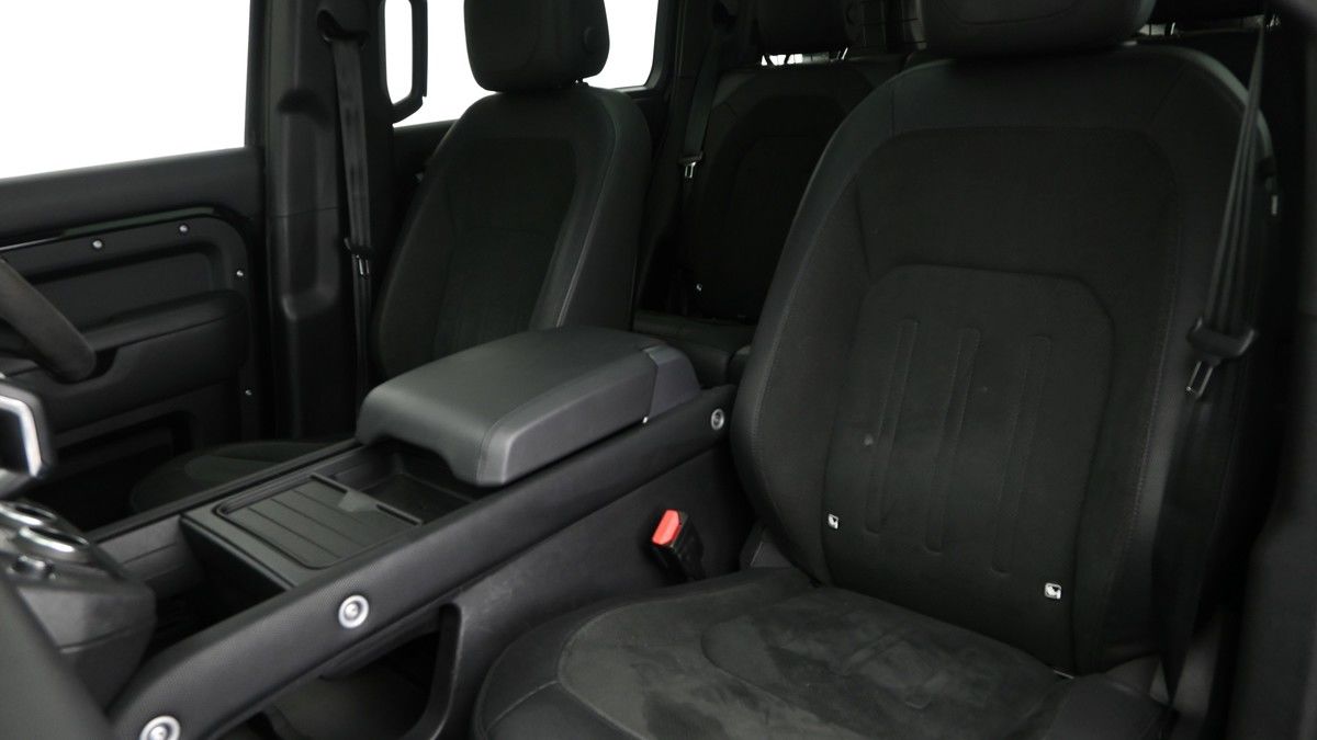 Land Rover Defender 110 Image 4