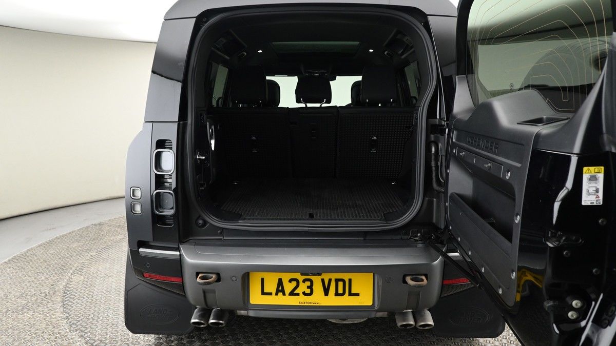 Land Rover Defender 110 Image 10