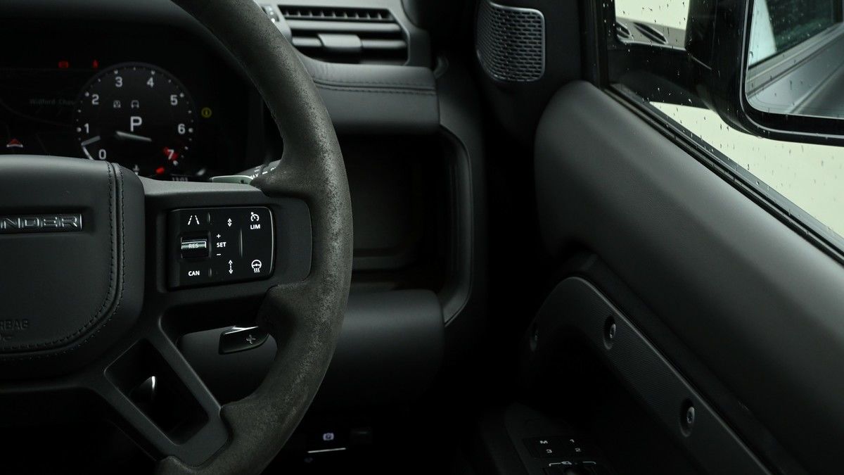 Land Rover Defender 110 Image 16