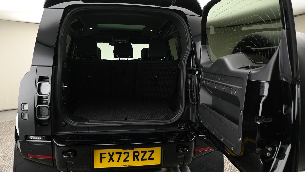 Land Rover Defender 110 Image 10