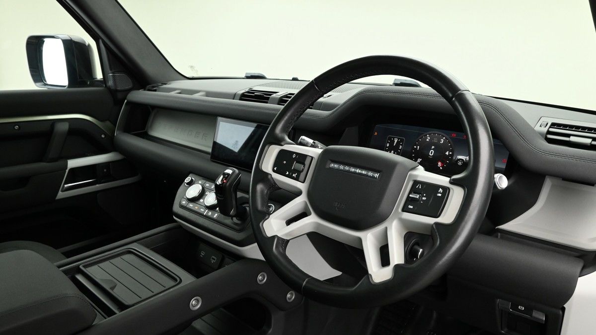 Land Rover Defender 110 Image 11