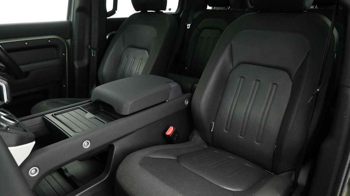 Land Rover Defender 110 Image 4