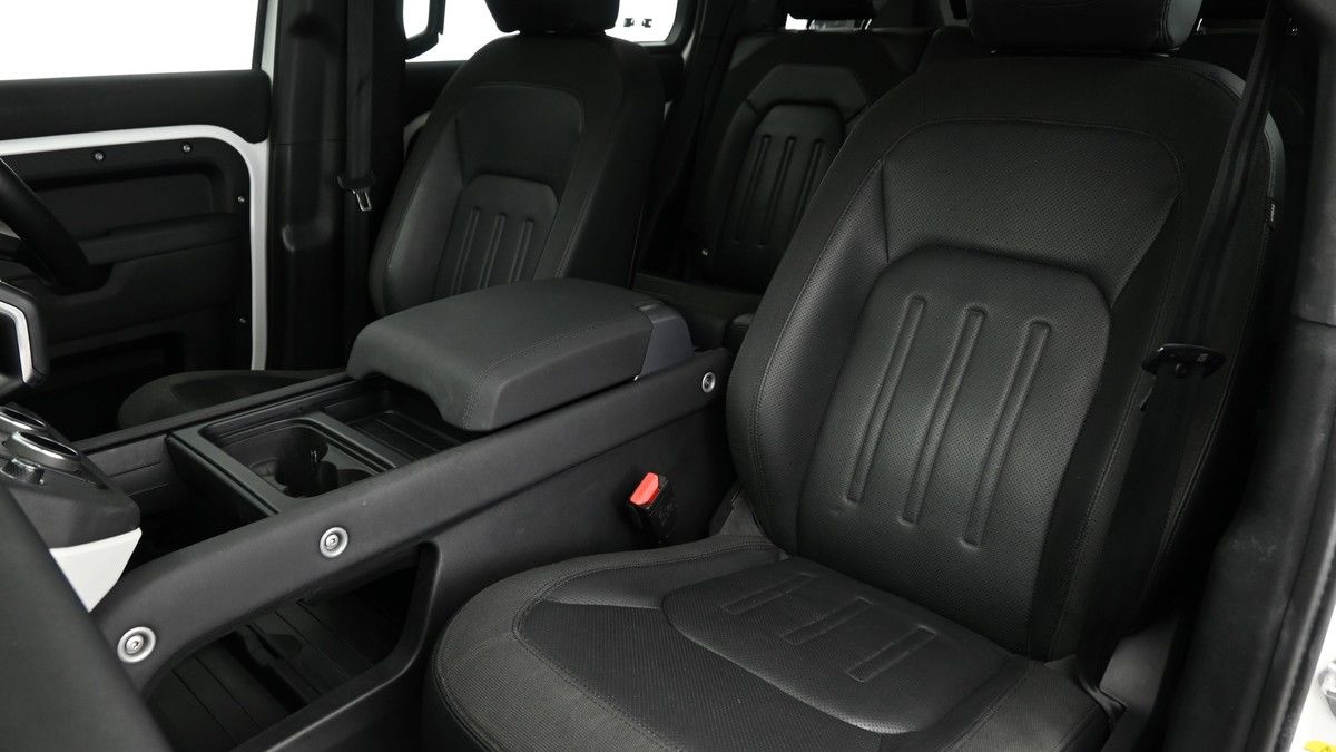 Land Rover Defender 110 Image 4