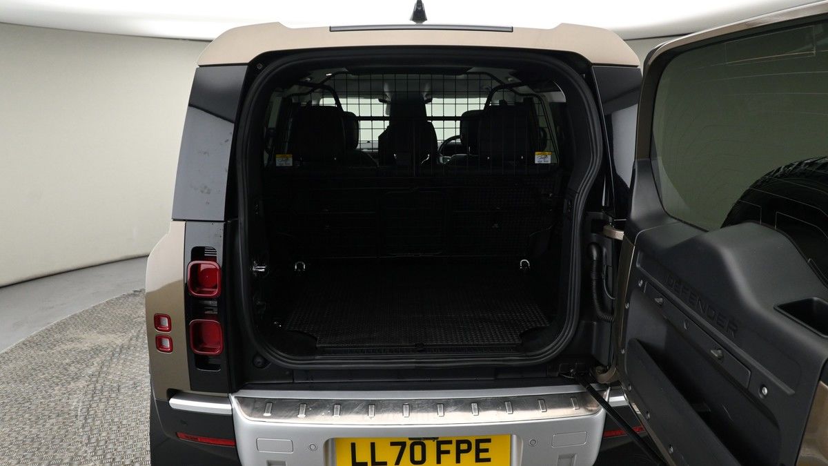 Land Rover Defender 110 Image 10