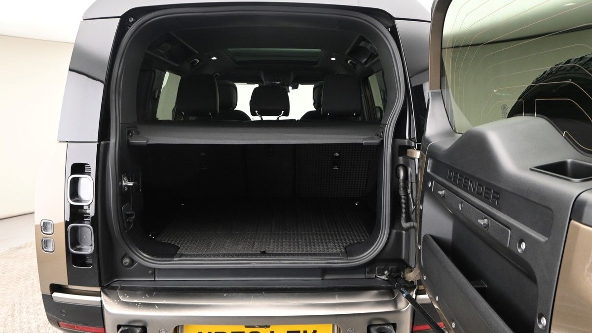 Land Rover Defender 110 Image 10