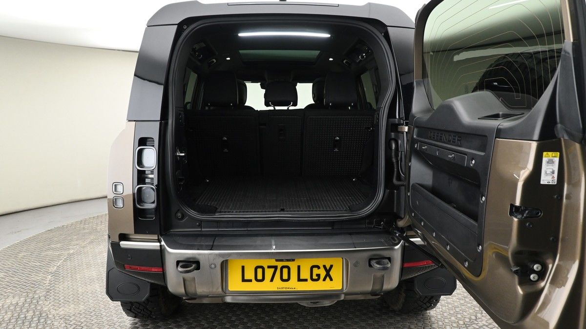 Land Rover Defender 110 Image 10