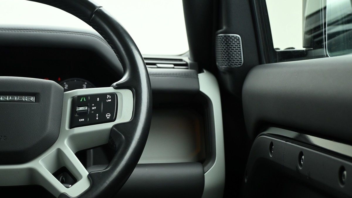 Land Rover Defender 110 Image 16