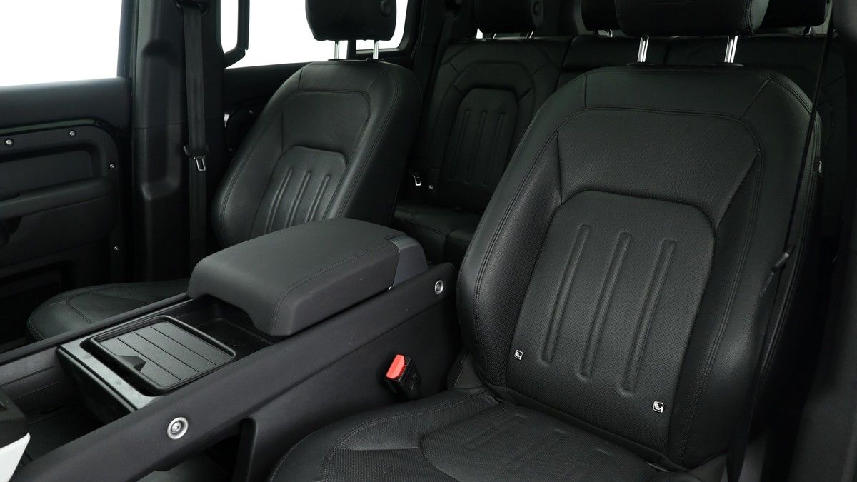 Land Rover Defender 110 Image 4