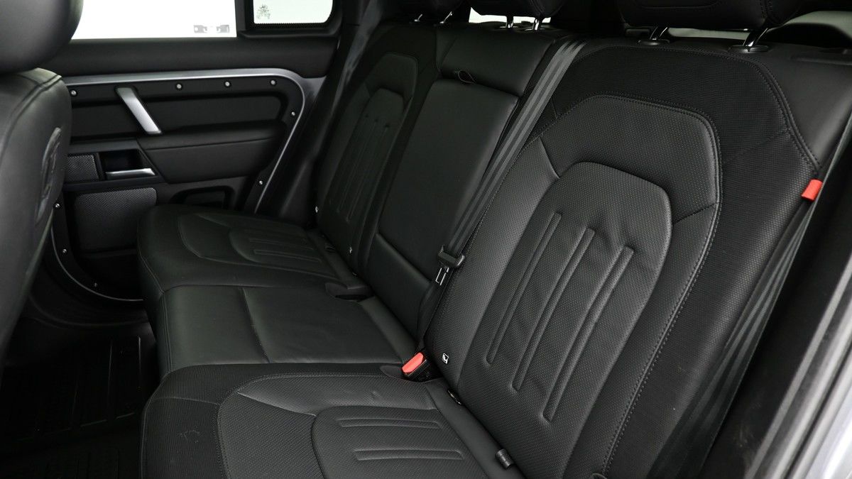 Land Rover Defender 110 Image 5