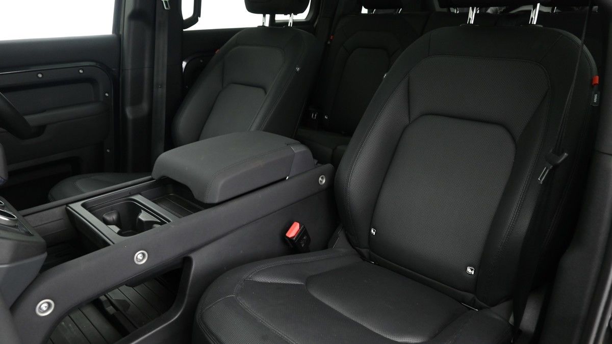 Land Rover Defender 110 Image 4