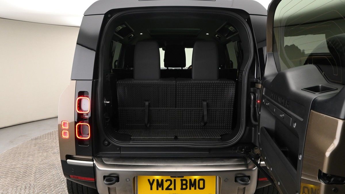 Land Rover Defender 110 Image 10