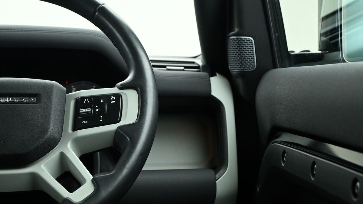 Land Rover Defender 110 Image 16