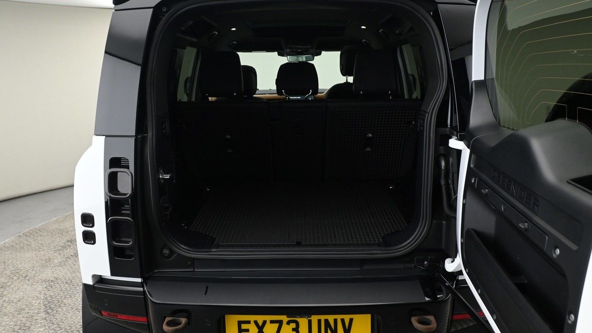 Land Rover Defender 110 Image 10