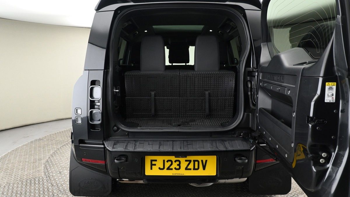 Land Rover Defender 110 Image 10