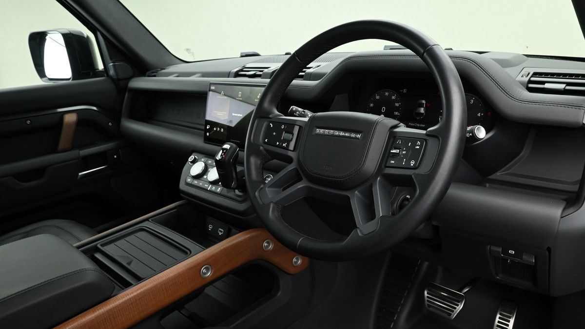 Land Rover Defender 110 Image 3