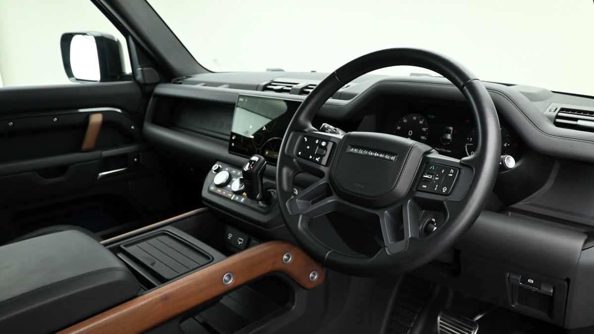 Land Rover Defender 110 Image 3