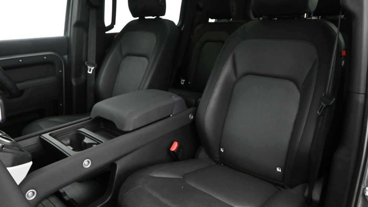 Land Rover Defender 110 Image 4