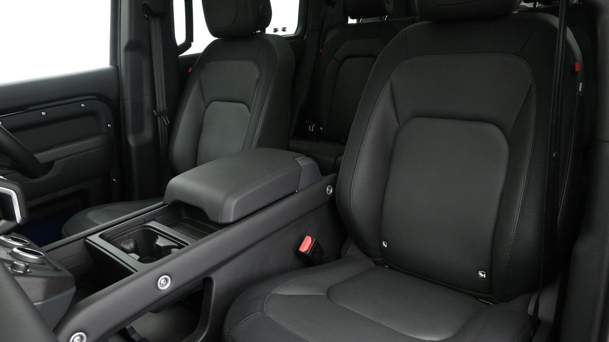 Land Rover Defender 110 Image 4