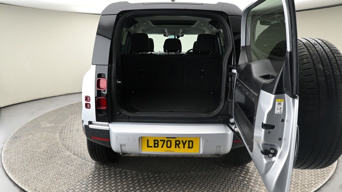 Land Rover Defender 110 Image 10