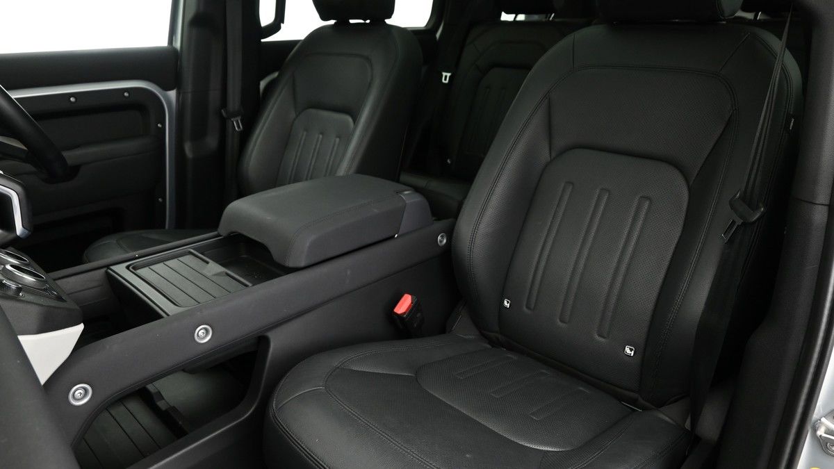 Land Rover Defender 110 Image 4