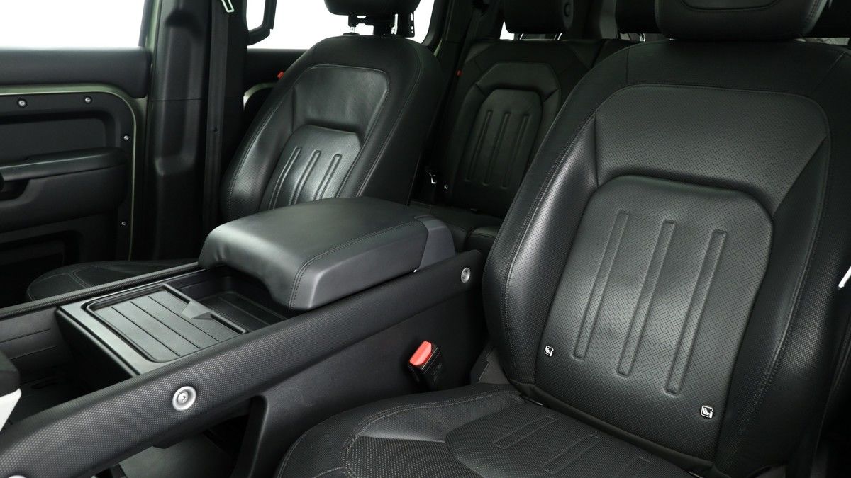 Land Rover Defender 110 Image 4