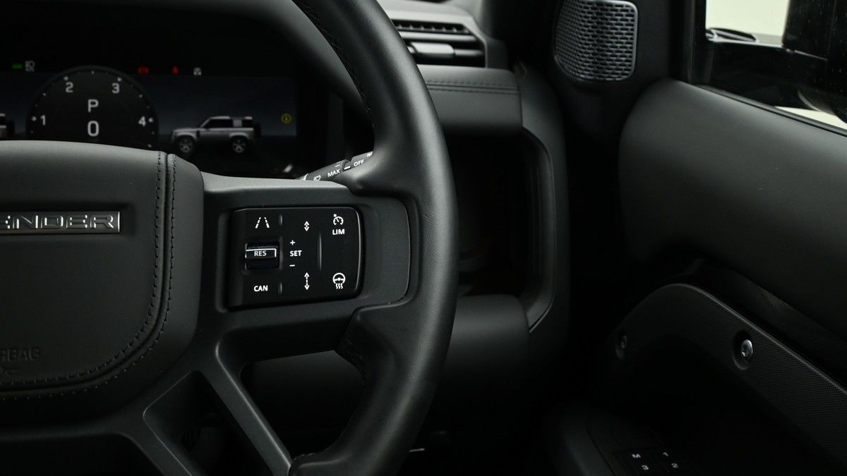 Land Rover Defender 90 Image 16