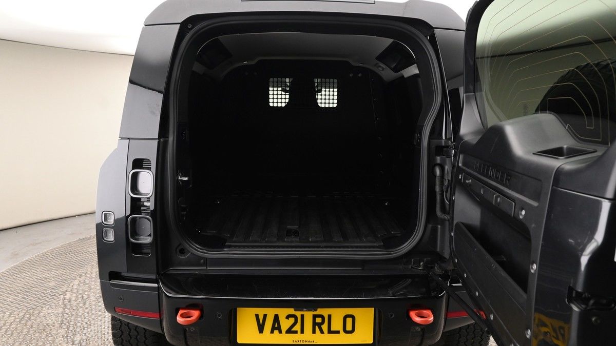 Land Rover Defender 110 Image 9