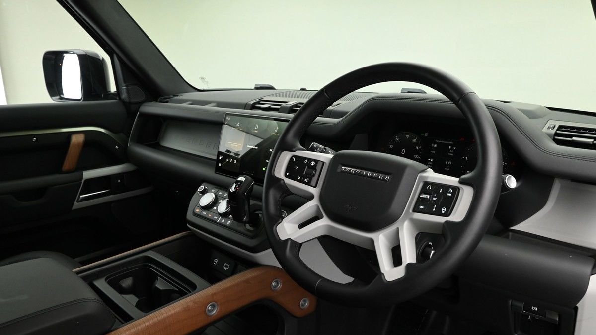 Land Rover Defender 110 Image 3