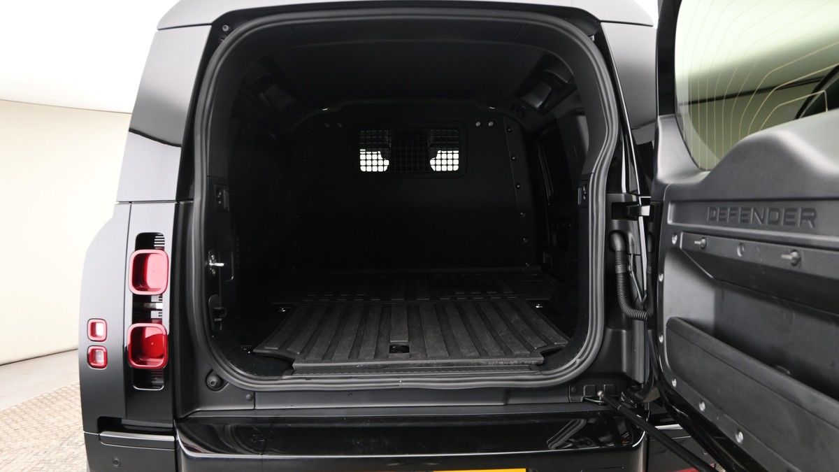 Land Rover Defender 110 Image 8