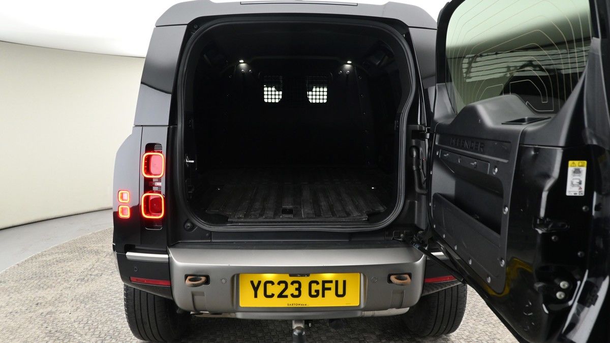 Land Rover Defender 110 Image 10